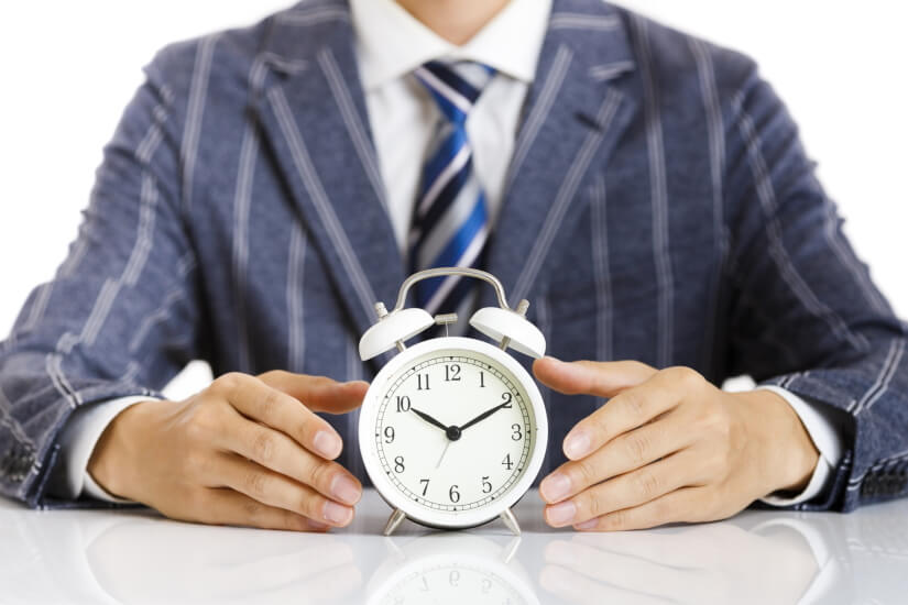 時間管理を行うビジネスマンのイメージ